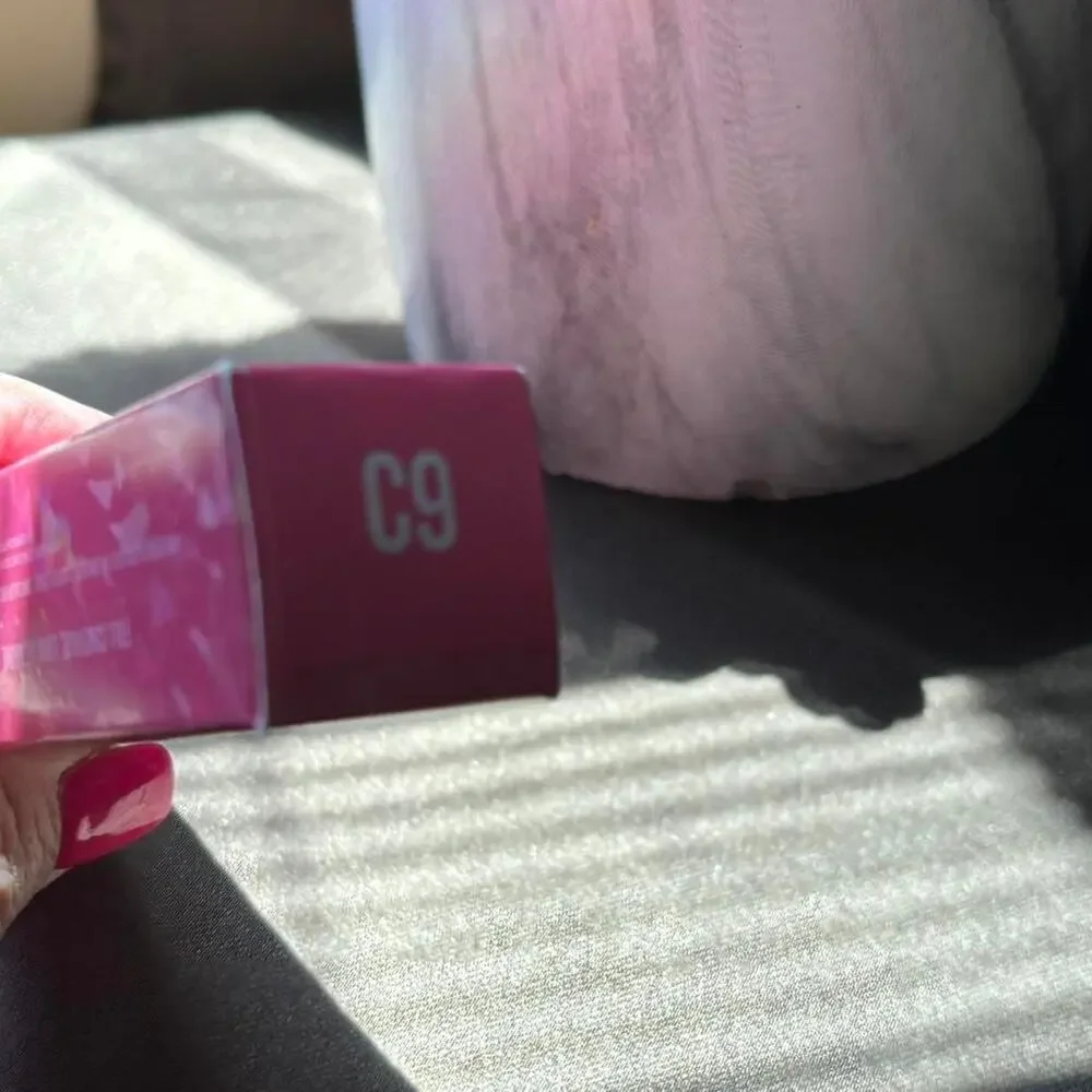 Jeffree star cosmetics magic star concealer shade C9